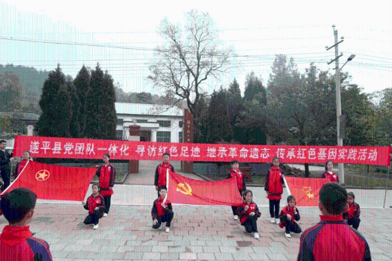 记者进入云南滑坡中心区域:夜色中大型机械作业 搜救犬、生命探测仪投入救援